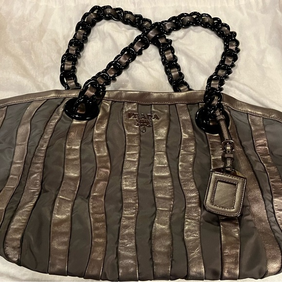 Prada Tessuto and Nappa Waves Tote Bag, Authenticity Guaranteed - Picture 4 of 15